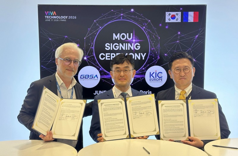 17일 ‘비바테크(VivaTech) 2026’ 경기도 DX존에서 김현곤 경과원장(가운데)과 다쏘시스템 프레데릭 바셰(Frédéric Vacher) 혁신 총괄(Head of Innovation)(왼쪽), KIC 유럽 황종운 센터장(오른쪽)이 업무협약을 체결한 뒤 기념촬영을 하고 있다./경과원