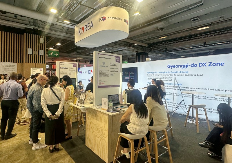 경과원이 17~20일(현지시간) 프랑스 파리에서 열린 유럽 최대 스타트업 행사인 ‘비바테크(VivaTech) 2026’에서 경기도 DX존을 운영하고 있다./경과원