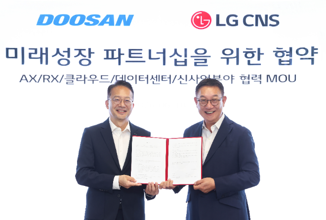 유승우 ㈜두산 사장(왼쪽)이 현신균 LG CNS 사장과 18일 서울 마곡동 소재 LG사이언스파크에서 양사간 업무협약(MOU)을 체결한 뒤 기념 촬영을 하고 있다. 사진= ㈜두산