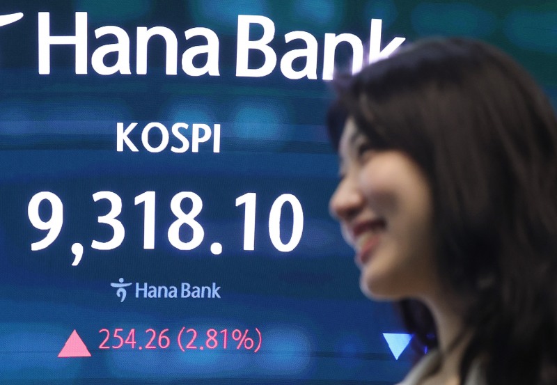 19일 서울 중구 하나은행 딜링룸 현황판에 코스피지수가 표시되고 있다. 이날 코스피는 전날보다 225.05포인트(2.48%) 오른 9288.89에 개장했다./연합뉴스