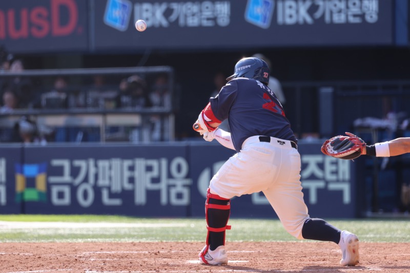 롯데 유강남의 번트. / 사진=연합뉴스