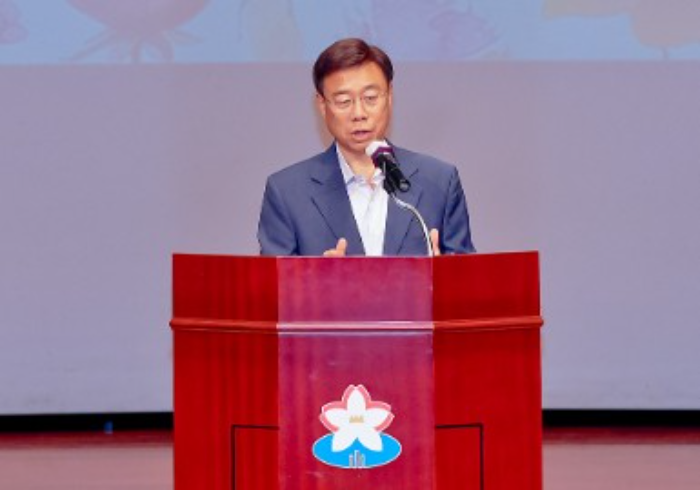 신상진 성남시장이 19일 직원조회에 참석해 훈시말을 하고 있다. /성남시
