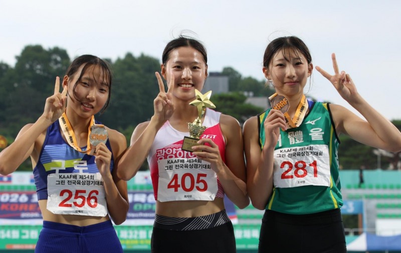 여고부 400m에서 우승한 최지우(가운데). / 사진=연합뉴스