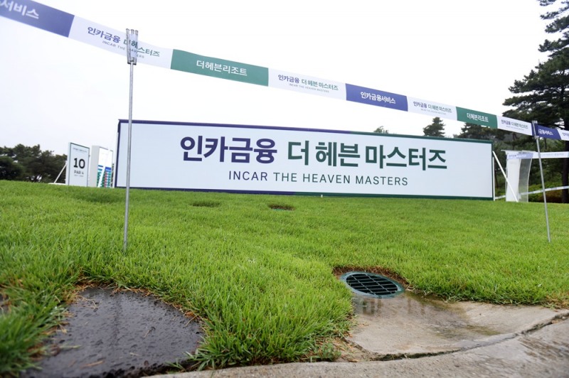 20일 오전 비가 내린 더헤븐CC 10번홀 주변 배수 시설. ‘인카금융 더헤븐 마스터즈’가 열리는 더헤븐CC는 우천 속 배수 관리 능력으로 코스 컨디션을 유지하고 있다. /사진=더헤븐리조트 제공
