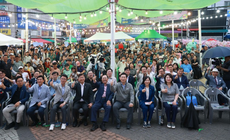 19일 용인중앙시장에서 이상일 시장과 별빛마당 야시장 참석자들이 기념 쵤영을 하고있다. /용인시
