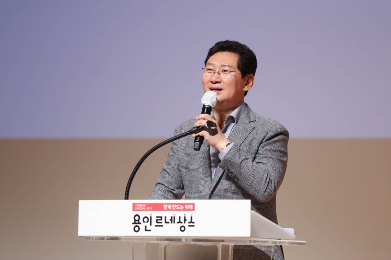 이상일 용인특례시장이 20일 시청 에이스홀에서 열린 용인시장학재단의 장학증서 수여식에서 축사를 하고 있다./용인시