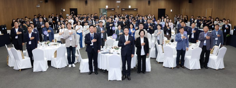 김진경 경기도의회 의장을 비롯 초선의원들이 기념촬영을 하고있다. /경기도의회