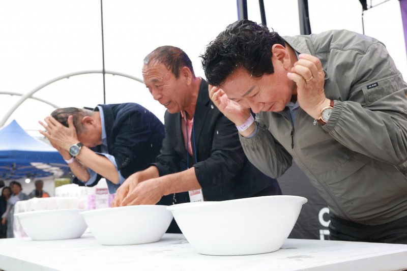 이상일 용인특례시장이 20일 열린 '포곡단오창포축제'에서 창포물에 머리감기 체험에 참여했다. /용인시