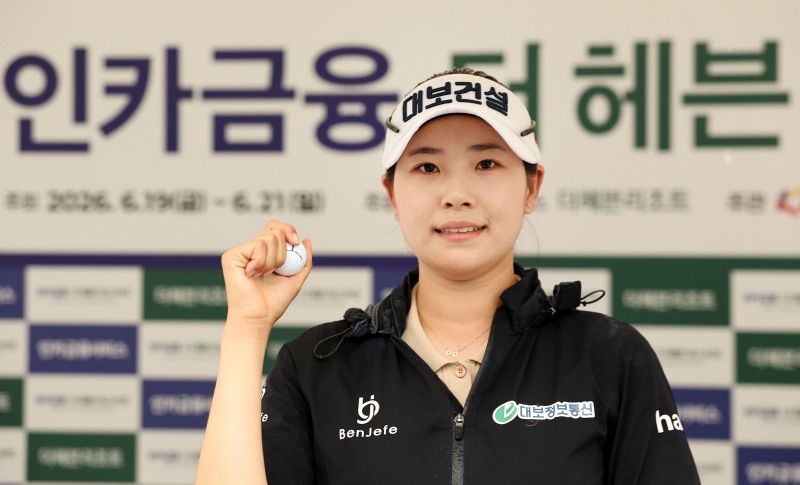 21일 황민정이 ‘인카금융 더헤븐 마스터즈’ 2라운드를 마친 뒤 경기에서 사용한 골프공을 들고 기념촬영을 하고 있다. /사진=더헤븐리조트 제공