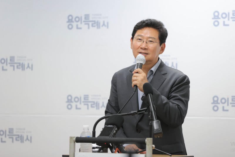이상일 용인특례시장이 6·3 지방선거 당선 기자회견을 하고 있다. /용인시