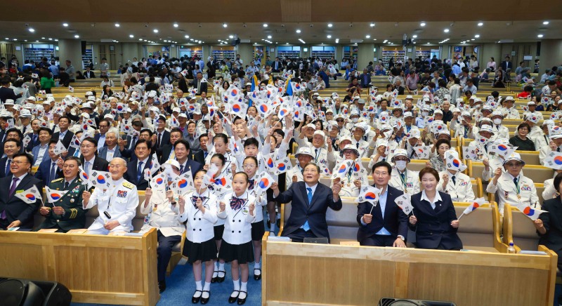 이상일 용인특례시장이 21일 새에덴교회에서 열린 '보훈 평화 음악회'에 참석했다. /용인시