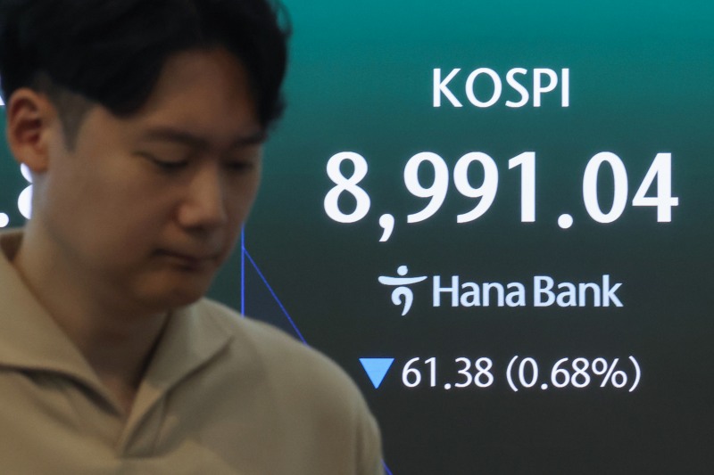 22일 서울 중구 하나은행 본점 딜링룸 현황판에 코스피가 표시돼 있다./연합뉴스