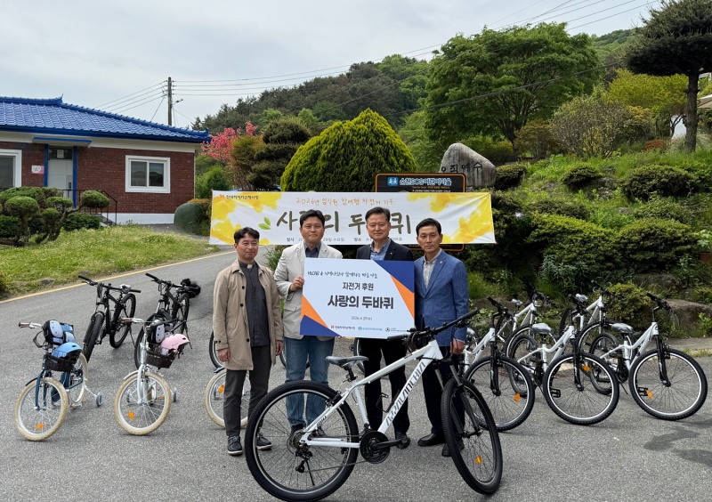 현대하이카손해사정 이재열 대표이사(왼쪽 세번째)가 순천SOS어린이마을에서 ‘사랑의 두바퀴’ 자전거를 전달하며 관계자들과 기념 촬영을 하고 있다./현대하이카손해사정