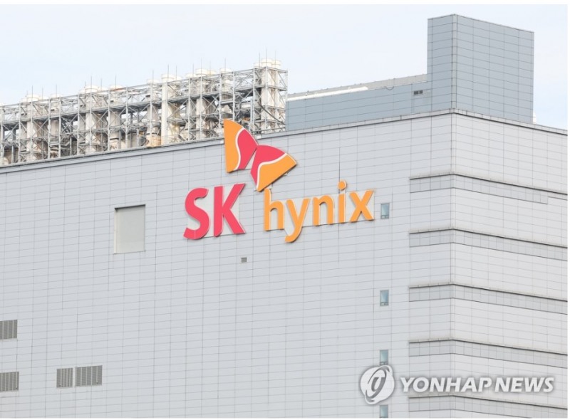 SK하이닉스 주가가 22일 삼성전자를 제치고 시총 1위로 등극하 데는 ADR의 나스닥 상장과 강력한 주주환원 정책이라는 두 가지 호재가 크게 작용했다는 게 증권가의 대체적인 평가다. 사진=SK하이닉스 이천 공장 전경, 연합뉴스