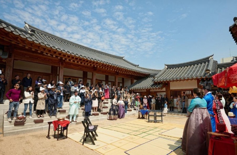 수원전통문화관 안마당을 활용한 수원새빛뜰·행궁에서 전통혼례가 진행되고 있다./수원시