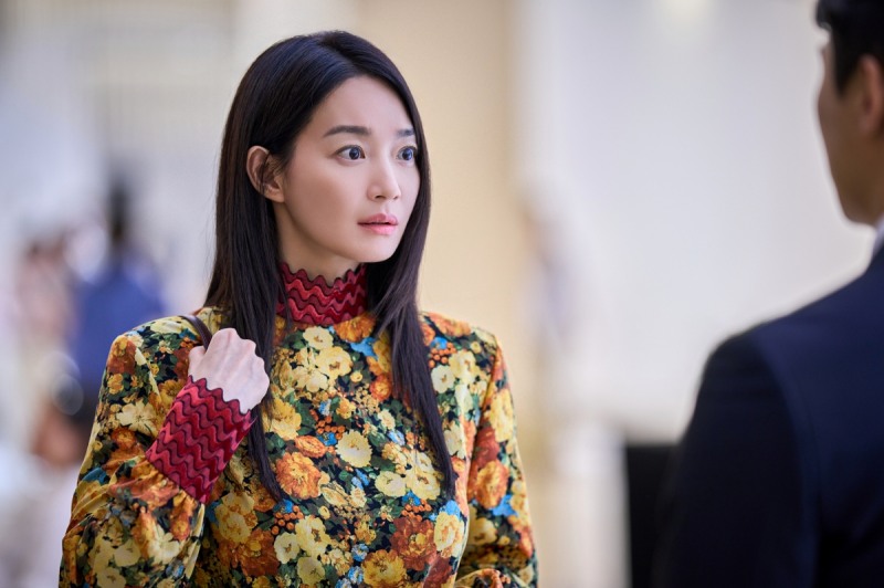신민아, ‘눈동자’로 3년 만에 스크린 귀환…메마르고 낯선 얼굴이 선사하는 강렬한 여운