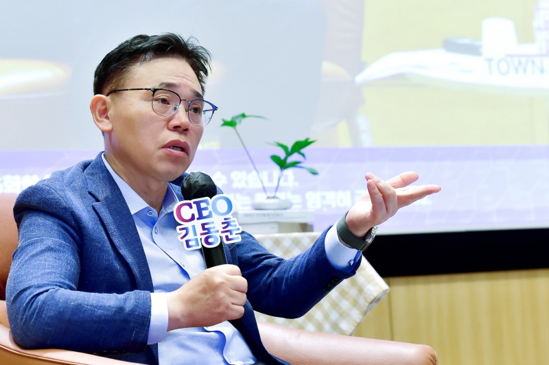 김동춘 LG화학 사장이 22일 타운홀 미팅에서 반도체, 모빌리티·로봇 등 미래 핵심 사업 육성 전략을 설명하고 있다. /이미지=LG화학