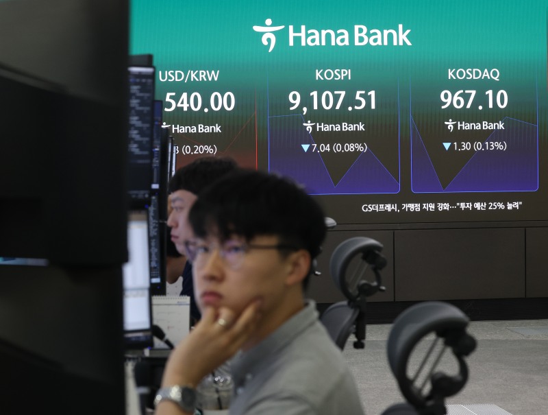 23일 서울 중구 하나은행 딜링룸 현황판에 코스피 등이 표시되고 있다. 코스피는 이날 전날보다 31.01포인트(0.34%) 내린 9083.54에 개장했다./연합뉴스