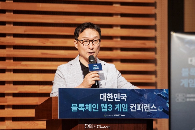 이택수 한국게임미디어협회장은 한국 게임산업계를 향해 새로운 답을 찾을 것이라는 뜻을 담은 메시지로 인사말을 건넸다.