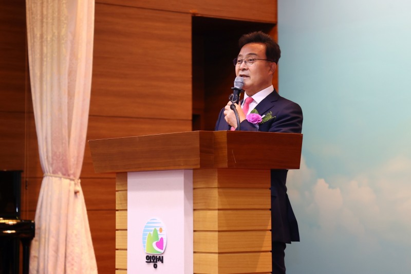 6.3 지방선거 당선증 교부식에서 김성제 의왕시장이 당선 소감을 말하고 있다. 의왕시