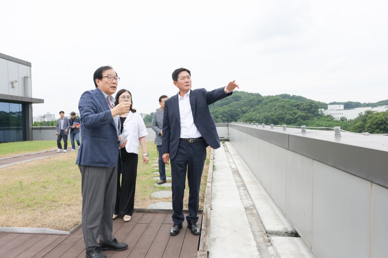조용호 오산시장 당선인의 지곶산단 방무 모습. /인수위