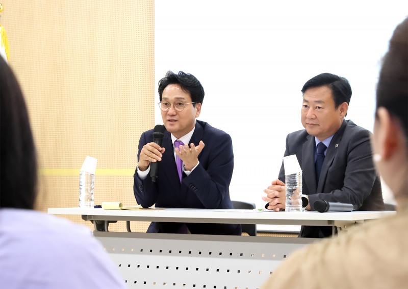 안민석 경기도교육감 당선인이 22일 구리에서 열린 경기교육대전환 경청투어에서 구리지역 교육현안에 대해 답변하고 있다./인수위