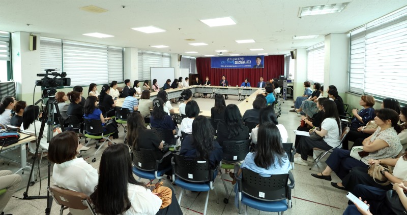 안민석 경기도교육감 당선인이 22일 남양주에서 열린 경기교육대전환 경청투어에서 학부모, 학교운영위원회 관계자들과 의견을 나누고 있다./인수위