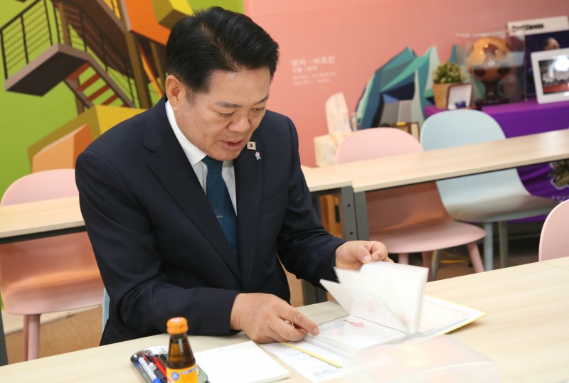 최대호 안양시장이 민백초등학교 어린이들이 직접 쓴 교통 감사 엽서를 읽어 보고 있다./안양시