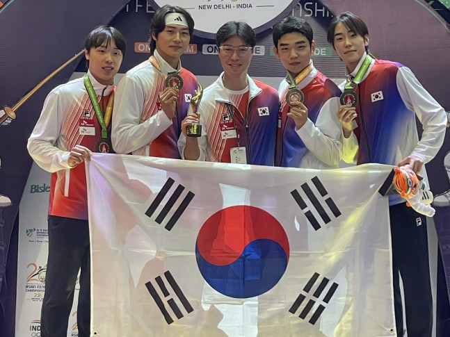 남자 사브르 대표팀의 박상원(왼쪽부터), 오상욱, 원우영 코치, 황희근, 도경동 사진=대한펜싱협회 제공. 연합뉴스