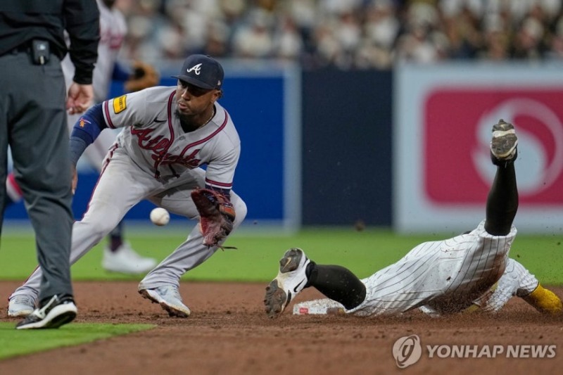 대주자로 나와 2루 도루에 성공한 송성문 / 사진=연합뉴스