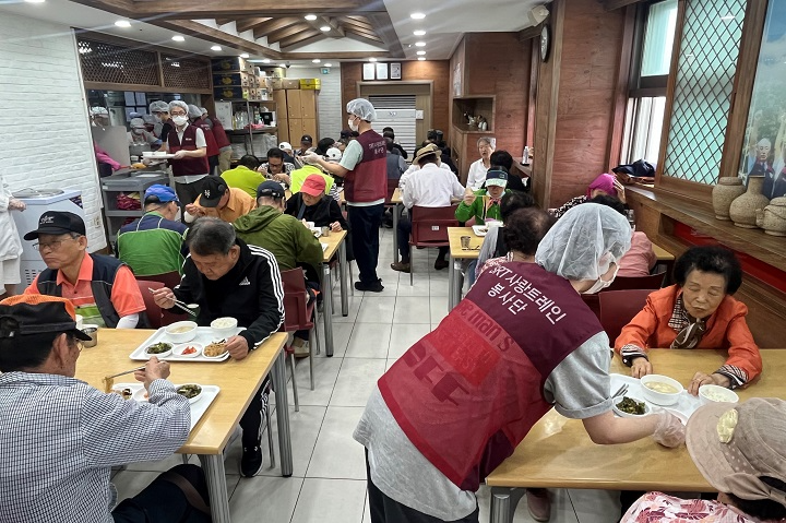 에스알 부산승무센터는 23일 부산 동구노인복지관을 찾아 중식 배식활동과 함께 특식 지원금을 후원하고, 철도 승차권 키오스크 사용법을 안내하는 활동도 펼쳤다./에스알