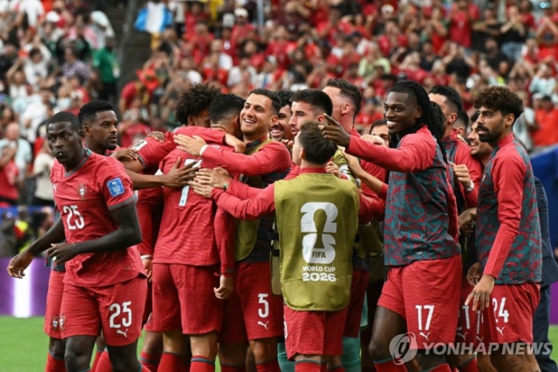 호날두의 골에 기뻐하는 포르투갈 선수들 / 사진=연합뉴스