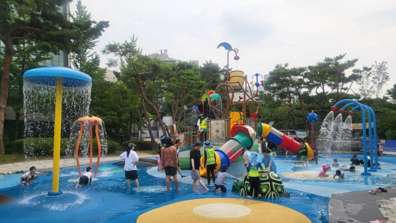 비둘기공원 내 체험형 물놀이장에서 시민들이 물놀이를 즐기고 있다. /시흥시