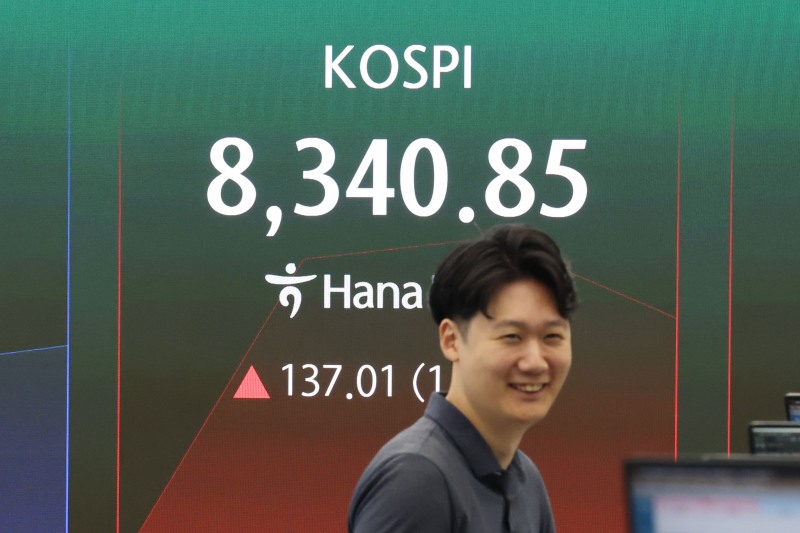 24일 서울 중구 하나은행 본점 딜링룸 현황판에 코스피가 표시돼 있다./연합뉴스