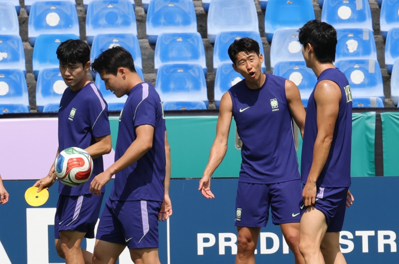 동료들과 대화하는 손흥민. / 사진=연합뉴스