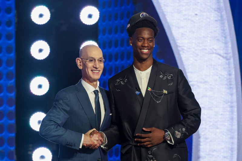 NBA 드래프트에서 1순위 지명을 받은 AJ 디반사(오른쪽). / 사진=연합뉴스