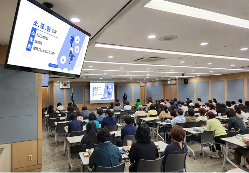 삼성생명은 3대 대외민원 감축 캠페인의 일환으로 소비자보호실 임직원이 영업 현장을 방문, 민원 예방교육을 펼치고 있다./삼성생명