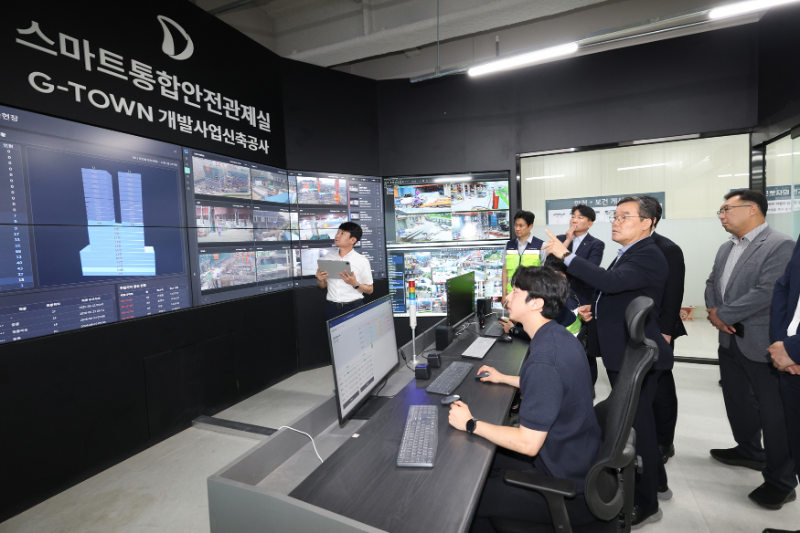 김보현 대우건설 대표이사가 과천 G-TOWN 개발사업 신축공사 현장에서 열린 안전보건 소통 간담회에 참석해 AI 기반 CCTV 스마트 통합안전관제실을 둘러보고 있다./대우건설