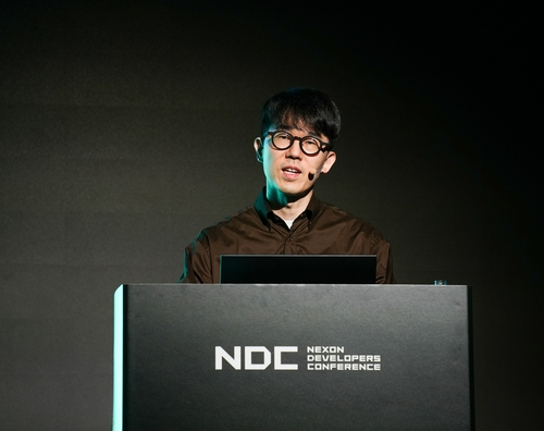 강대현 넥슨코리아 공동대표가 지난 16일 경기 성남시 경기창조경제혁신센터에서 개막한 넥슨 개발자 콘퍼런스(NDC) 2026 기조 강연에서 발언하고 있다. 사진=연합뉴스