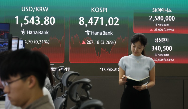 24일 서울 중구 하나은행 딜링룸 현황판에 8400선을 회복한 코스피, SK하이닉스 그리고 삼성전자 종가가 표시돼있다./연합뉴스
