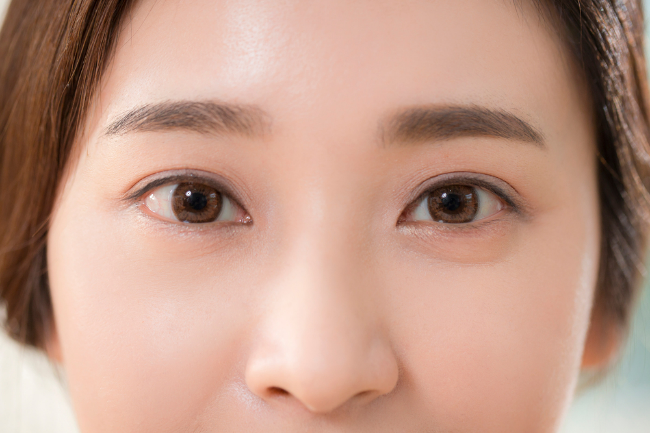 여름철 눈 성형의 핵심은 단순히 수술을 끝내는 시점이 아니라 학기 시작일까지 온전한 치유 기간을 역산하여 일정을 확보하는 데 있다. <사진=클립아트코리아 제공>