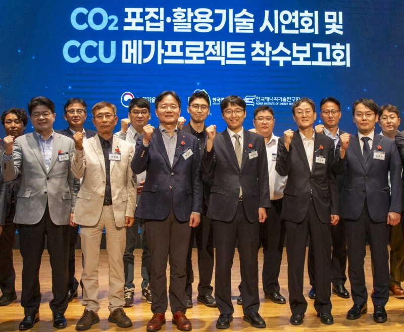 심규석 LG화학 전무(왼쪽에서 3번째)와 김노마 기반기술 연구소장(왼쪽에서 1번째)이 한국에너지기술연구원에서 열린 ‘CO₂ 포집·활용(CCU) 기술 시연회 및 CCU 메가프로젝트 착수보고회’에 참석해 기념 사진을 찍고 있다. 사진=LG화학