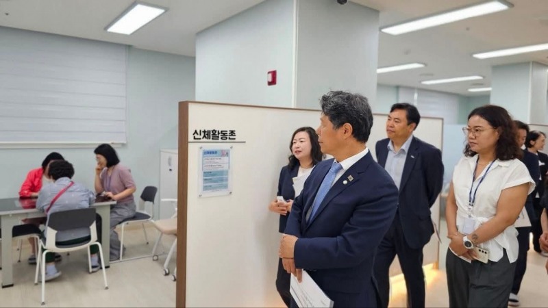 통합돌봄특별위원회가 화성시 통합돌봄 현장을 방문해 경기도형 통합돌봄 정책인 ‘G-Care’ 실행 전략을 점검하고 있다. /인수위