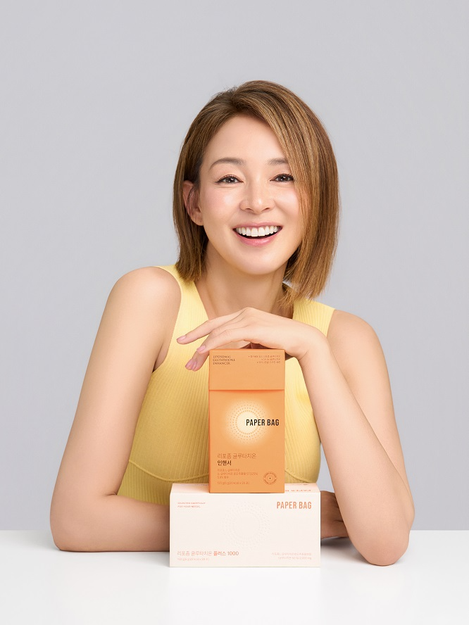 페이퍼백이 모델 야노시호를 브랜드 모델로 발탁했다.