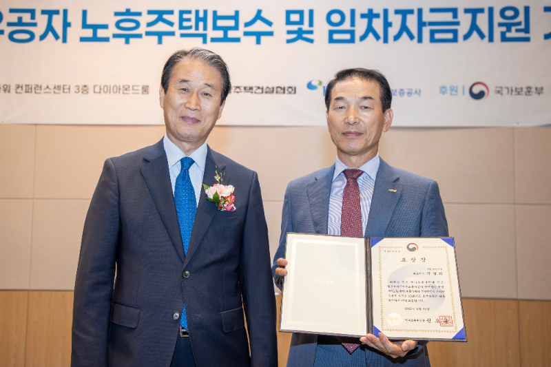 (오른쪽)변부섭 호반건설 건설안전부문 대표가 (왼쪽)권오을 국가보훈부 장관과 함께 지난 24일 서울 여의도 FKI타워에서 열린 ‘2026 국가유공자 주거여건개선사업 기념행사’에 참석해 국가보훈부 장관 표창을 수상한 후 기념촬영을 하고 있다./호반건설