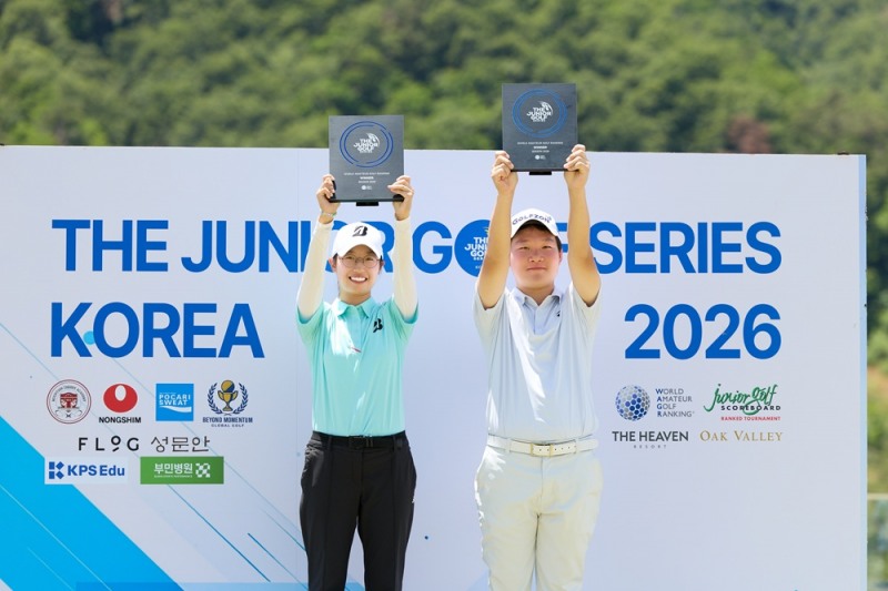 Class A 남녀 우승자 조희원(우측)과 하유진이 시상대 위에서 기념 촬영에 초즈를 취하고 있다/ 사진= BM글로벌골프 제공.