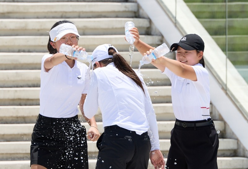 출전 선수들이 우승자와 함께 축하 세러모니를 펼치고 있다./ 사진= BM글로벌골프 제공.