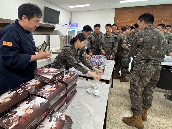 BBQ가 호국보훈의 달과 6.25를 맞아 경기도 파주시에 위치한 백마부대 임진강대대를 방문해 강안경계부대 근무 모범 장병 50명을 대상으로 ‘찾아가는 치킨릴레이’를 통해 치킨세트를 전달하고 군 장병들에게 감사의 마음을 전했다./제너시스비비큐