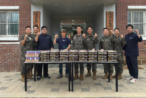 BBQ가 호국보훈의 달과 6.25를 맞아 경기도 파주시에 위치한 백마부대 임진강대대를 방문해 강안경계부대 근무 모범 장병 50명을 대상으로 ‘찾아가는 치킨릴레이’를 통해 치킨세트를 전달하고 군 장병들에게 감사의 마음을 전했다./제너시스비비큐