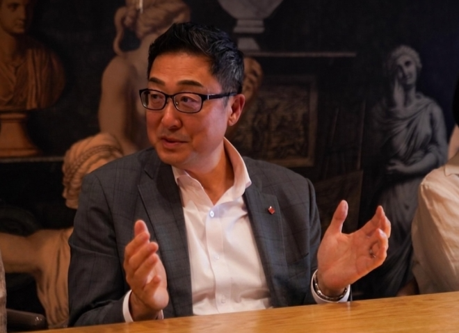 박제임스 롯데바이오로직스 대표가 23일(현지시간) 미국 샌디에이고에서 진행된 기자 간담회에서 사업 전략을 설명하고 있다. 롯데바이오로직스 제공